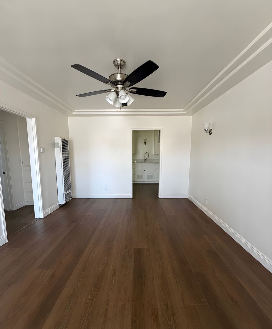 Los Angeles Apartment: 8139 Hoover Street