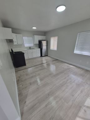 Charming & Spacious 2 Bed / 1 Bath Apartment - Comes with Parking, Appliances, Water Included, No app fee & LA City Section 8 Accepted! 6 MONTHS RENT FREE ON THE TENANT'S PORTION, CAPPED AT $3,000! – photo 1