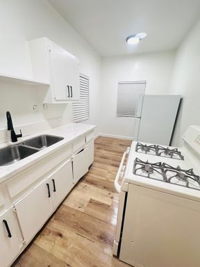 Beautiful 1 Bed/1 Bath Apartment - Comes with Appliances, Water/Trash/Gas Included, No Application fee! – photo 1