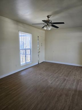 Charming & Spacious 2 Bed / 1 Bath Apartment - Comes with Parking, Appliances, Water/Trash Included, No app fee & LA City Section 8 Accepted! 2 WEEKS RENT CREDIT! – photo 1