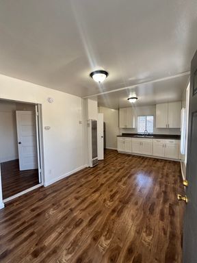 Appealing 1 Bed/1 Bath Apartment - Comes Appliances, Parking, Water/Trash Included, No Application Fee! – photo 1