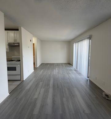 Spacious Studio Apartment - Comes with Appliances, Water/ Trash Included, No app fee! MOVE-IN SPECIALS: 6 WEEKS RENT CREDIT!