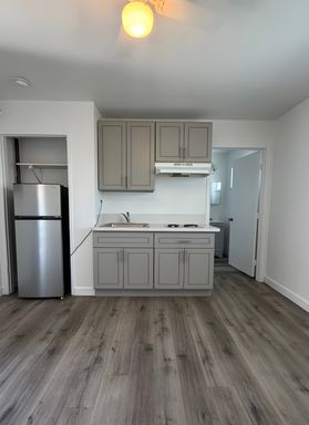 Bright & Beautiful 1 Bedroom 1 Bathroom ~ Comes with Parking, Appliances, Water and Trash Included, No App Fee! LA City Section 8 Vouchers Accepted! 5 Months Rent Free On Tenant Portion Capped at $3,500! – photo 1