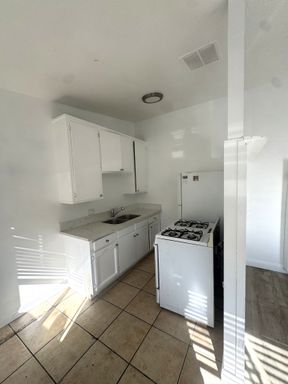 Beautiful 1 Bed/1Bath ~ Comes with Stove and Refrigerator, Water/Trash Included, Parking, No Application Fee, 5 MONTHS RENT-FREE ON THE TENANT'S PORTION, CAPPED at $2,500, $250 AMAZON GIFT CARD! – photo 1