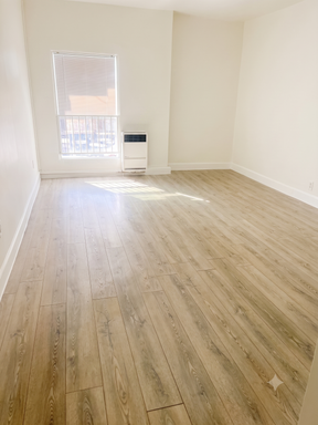 Spacious 2 Bedroom 1 Bath ~ Comes with Appliances, LA CITY Section 8 Vouchers Accepted & No app fee – photo 1