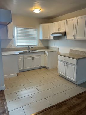 Spacious 2 Bedroom 1 Bathroom ~ Comes with Parking, Appliances, Water and Trash Included, No App Fee! LA City Section 8 Vouchers Accepted! – photo 1