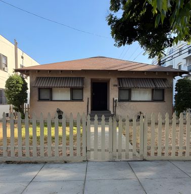 3BR Home with Yard | Spacious 3-Bed & 1-Bath ~ Comes with Parking, Appliances, Water included! No application fee, and Long Beach Section 8 is Accepted! – photo 1