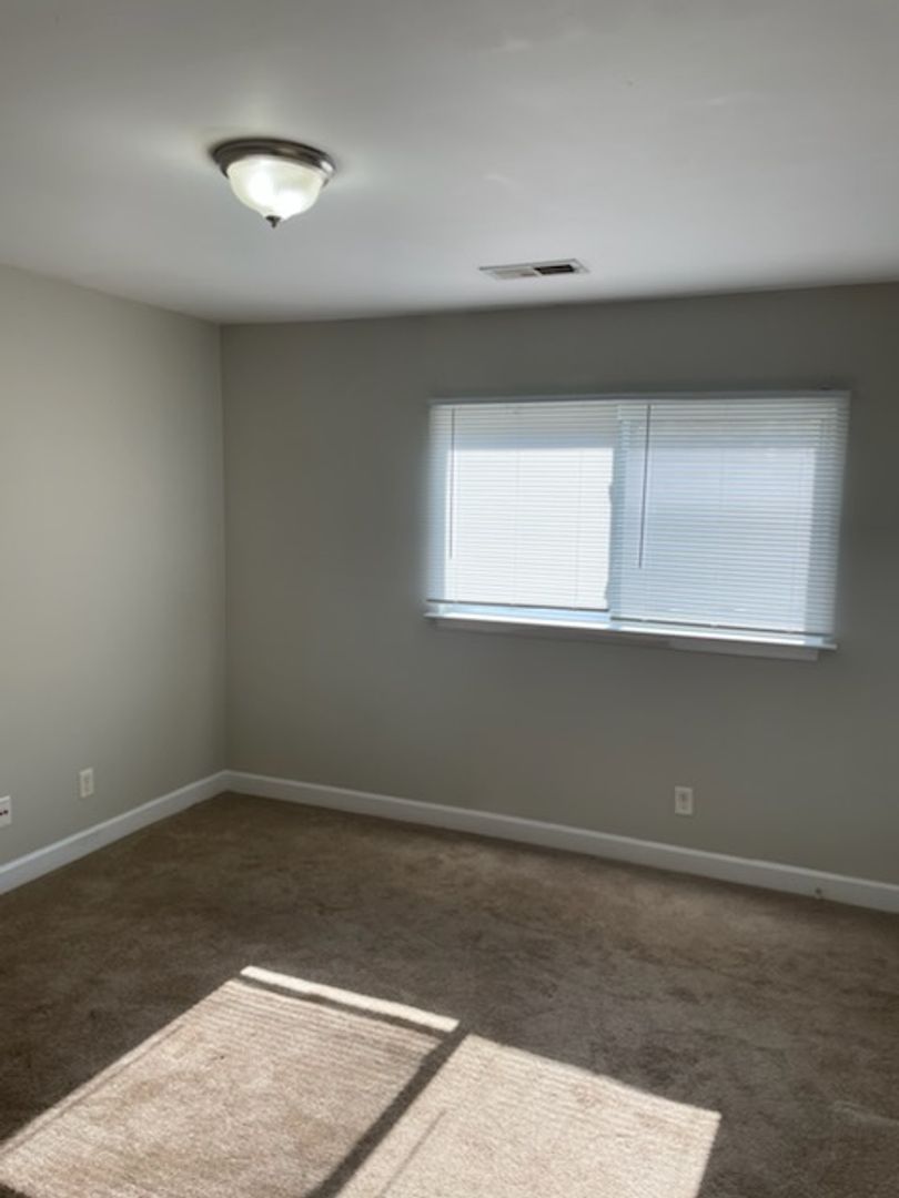 Charlotte Apartment: 912  Rowan Street