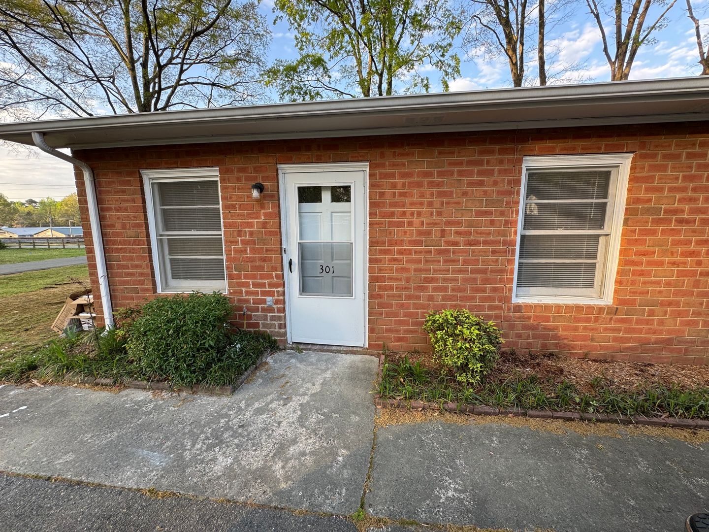 Matthews House: 301 McLeod St
