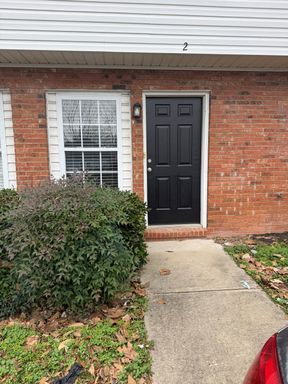 2 bedroom 1.5 bathroom townhouse – photo 1