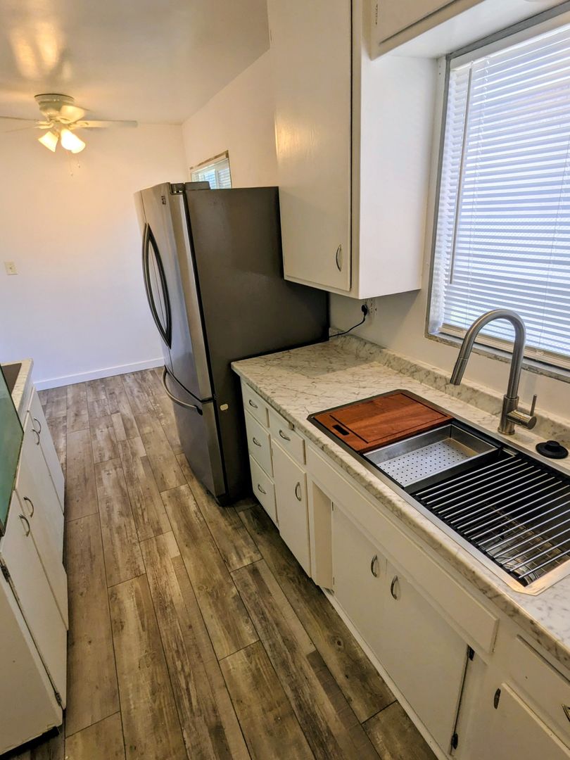 Signal Hill Apartment: 2237 Rose Avenue