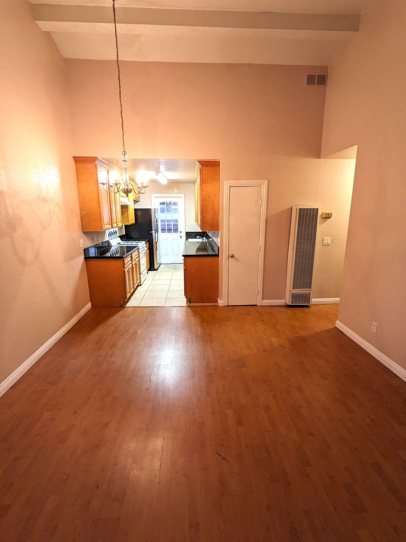 Long Beach Apartment: 1764 Freeman Avenue