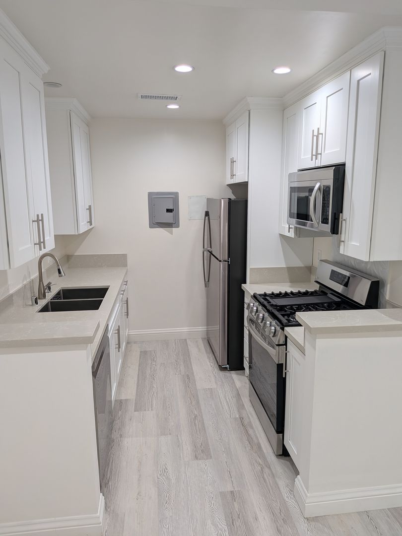 Santa Monica Apartment: 1019 6th Street