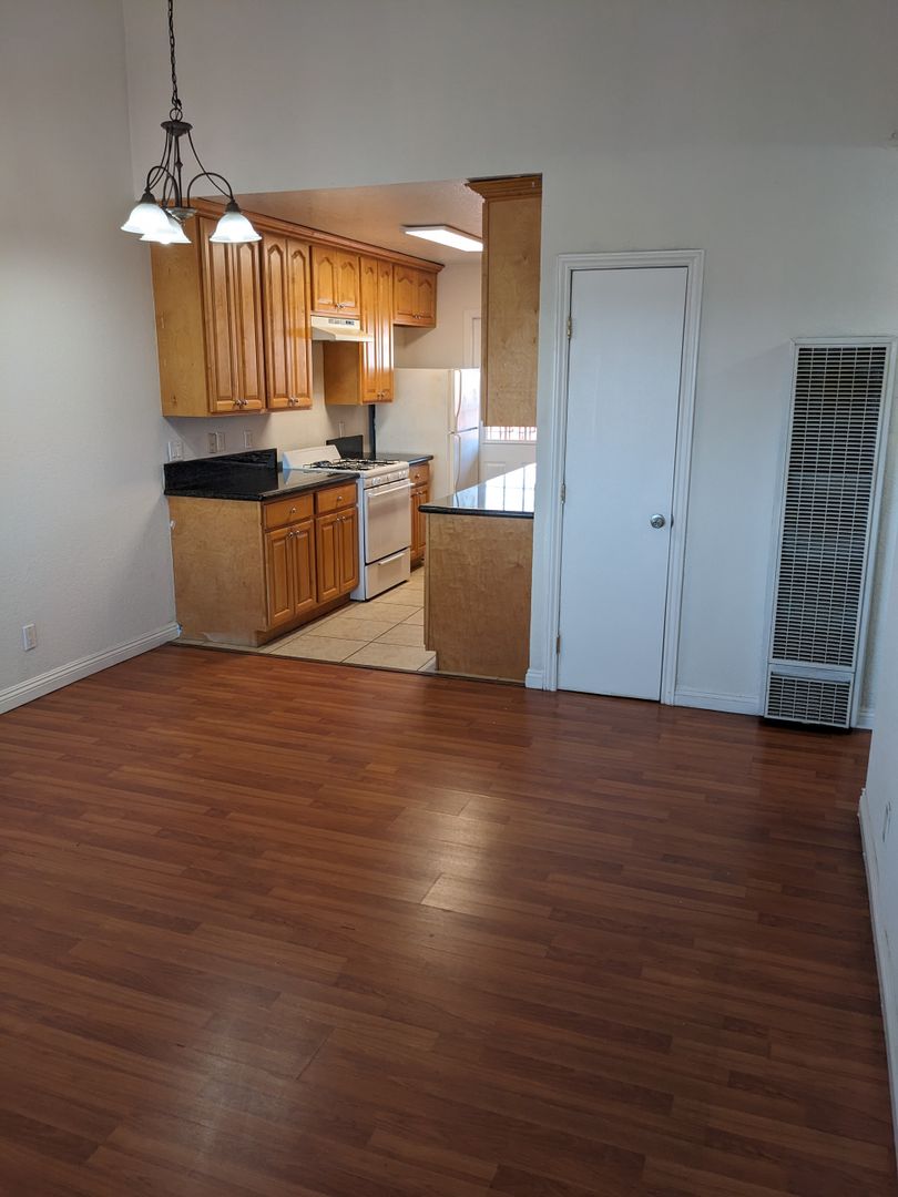 Long Beach Apartment: 1764 Freeman Avenue
