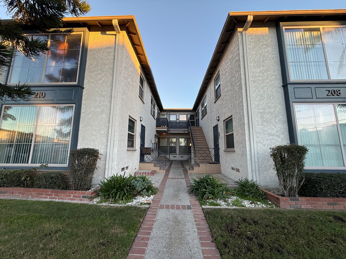 Long Beach Apartment: 208 Granada Avenue