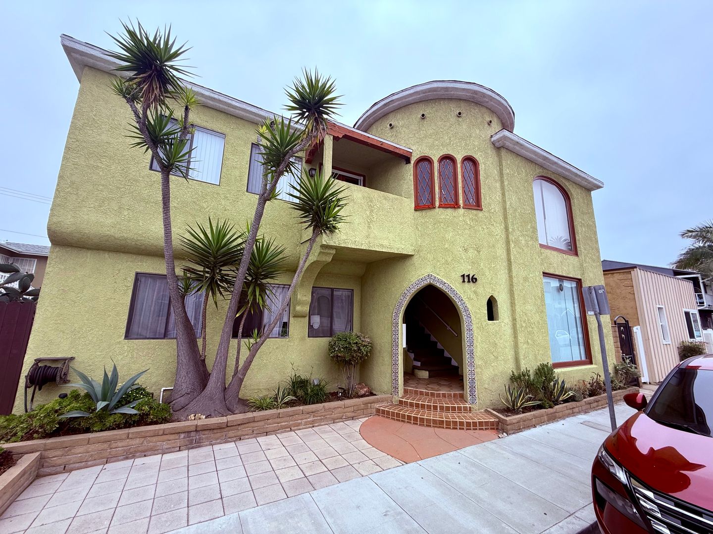 Long Beach Apartment: 116 Bennett Avenue