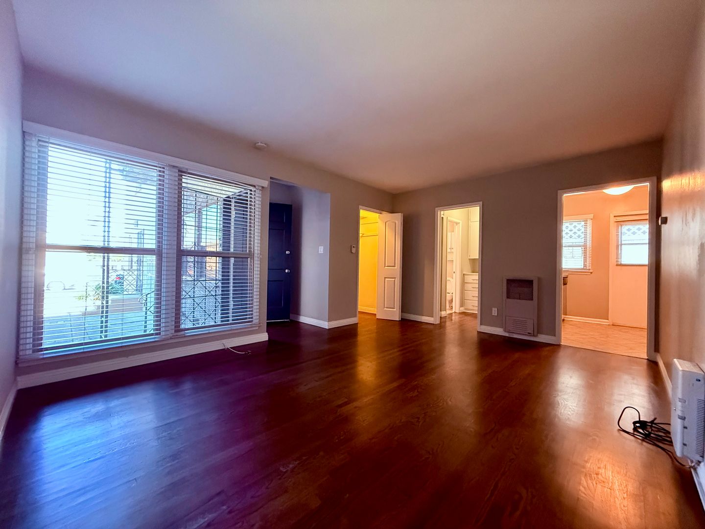 Long Beach Apartment: 208 Granada Avenue