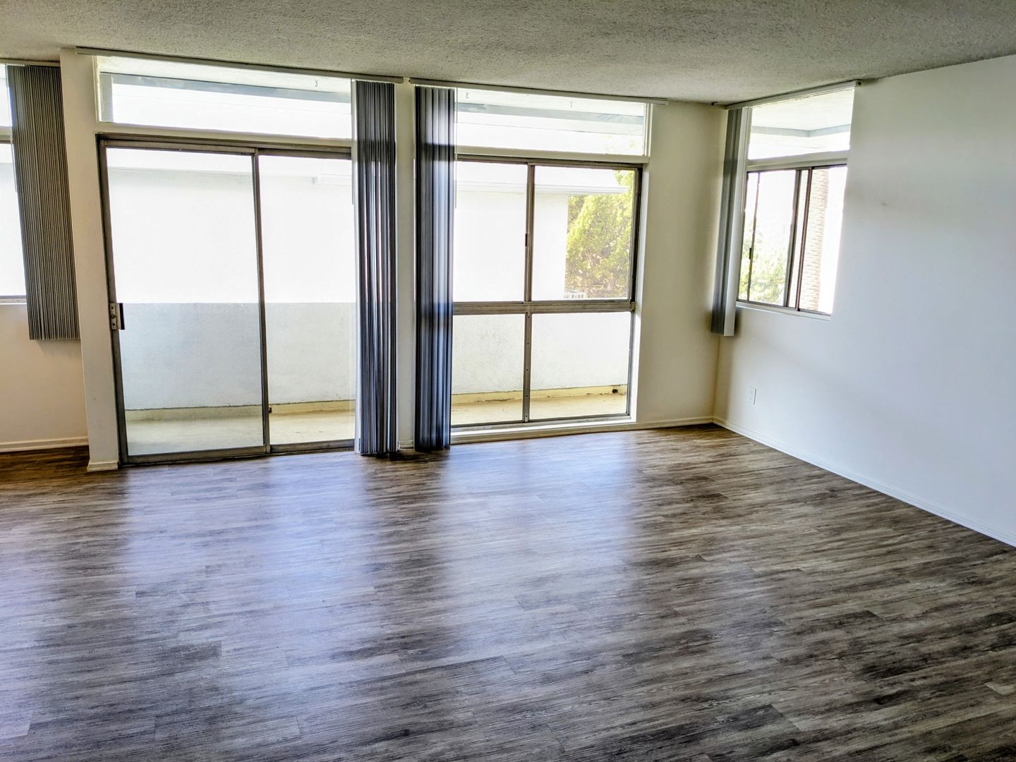 Los Angeles Apartment: 11942 Darlington Avenue