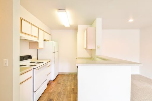 $500 Free Rent With An Additional $500 If You Apply Within 24 Hours After Your Tour - Amazing Top Floor 2 Bedroom 1 Bath, With Great Park View. – photo 1