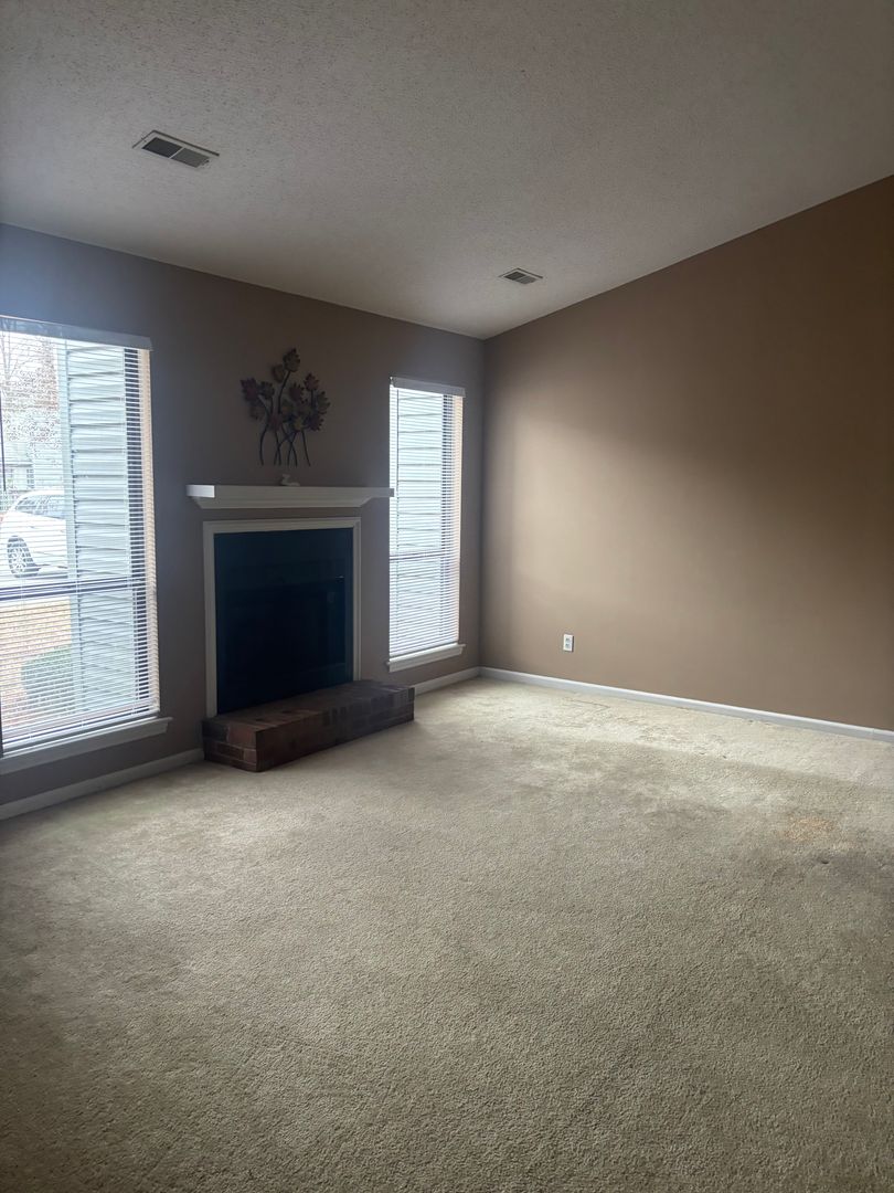 Kinston House: 744 Colony Place