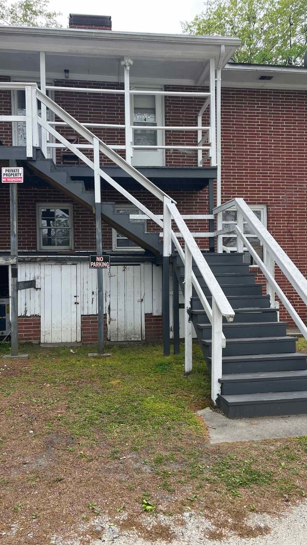 Kinston House: 1701-4 queens Rd.