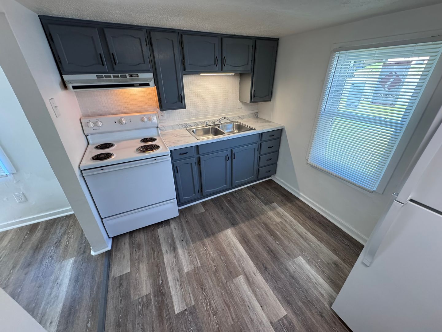 White Oak Apartment: 1827 California Ave
