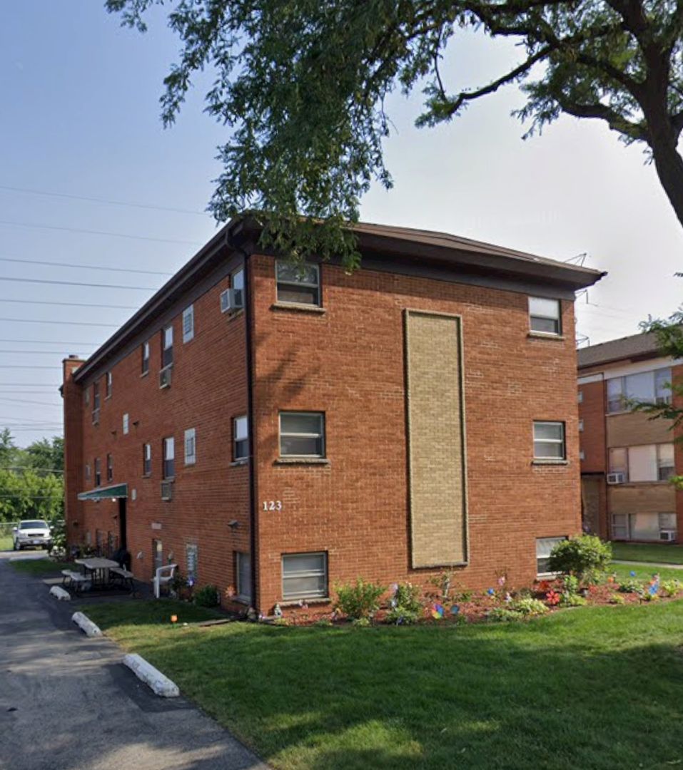 Addison Apartment: 123 E Blecke AVe