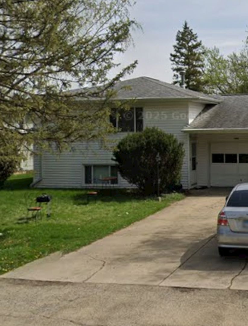 Aurora Apartment: 1441-43 Creek Ave