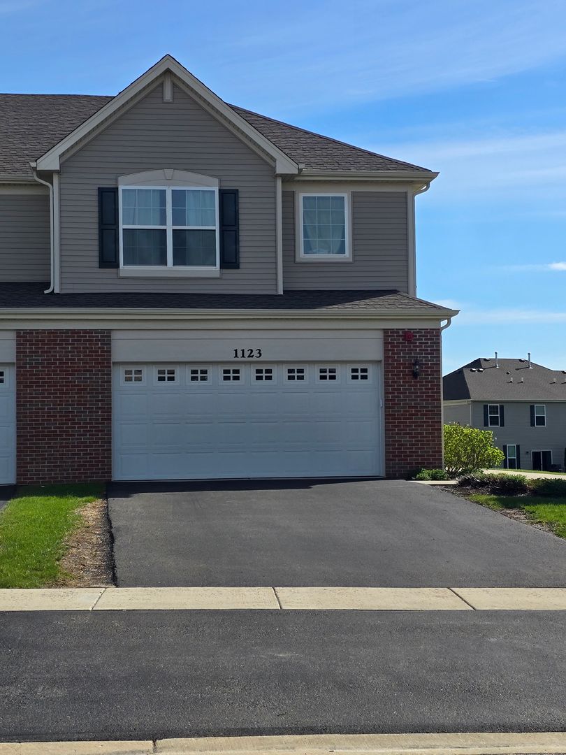 Yorkville Townhome: 1123 Hawk Hollow Drive