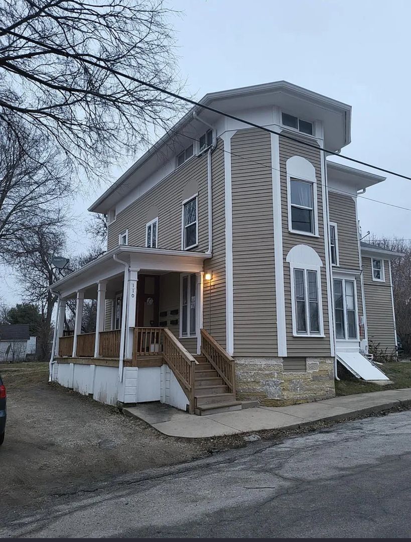 aurora Apartment: 110-112 center Ave