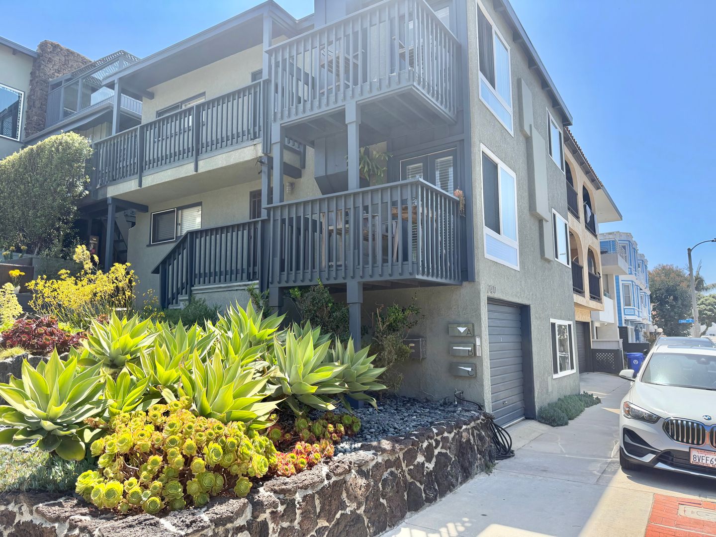 Manhattan Beach Apartment: 2420 Manhattan Avenue