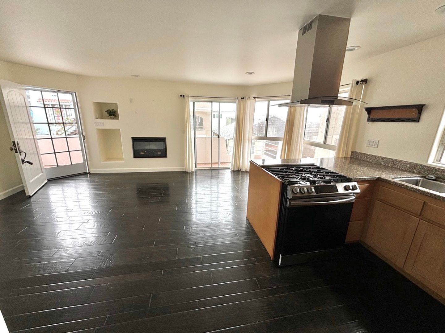 Manhattan Beach Apartment: 231 42nd Street