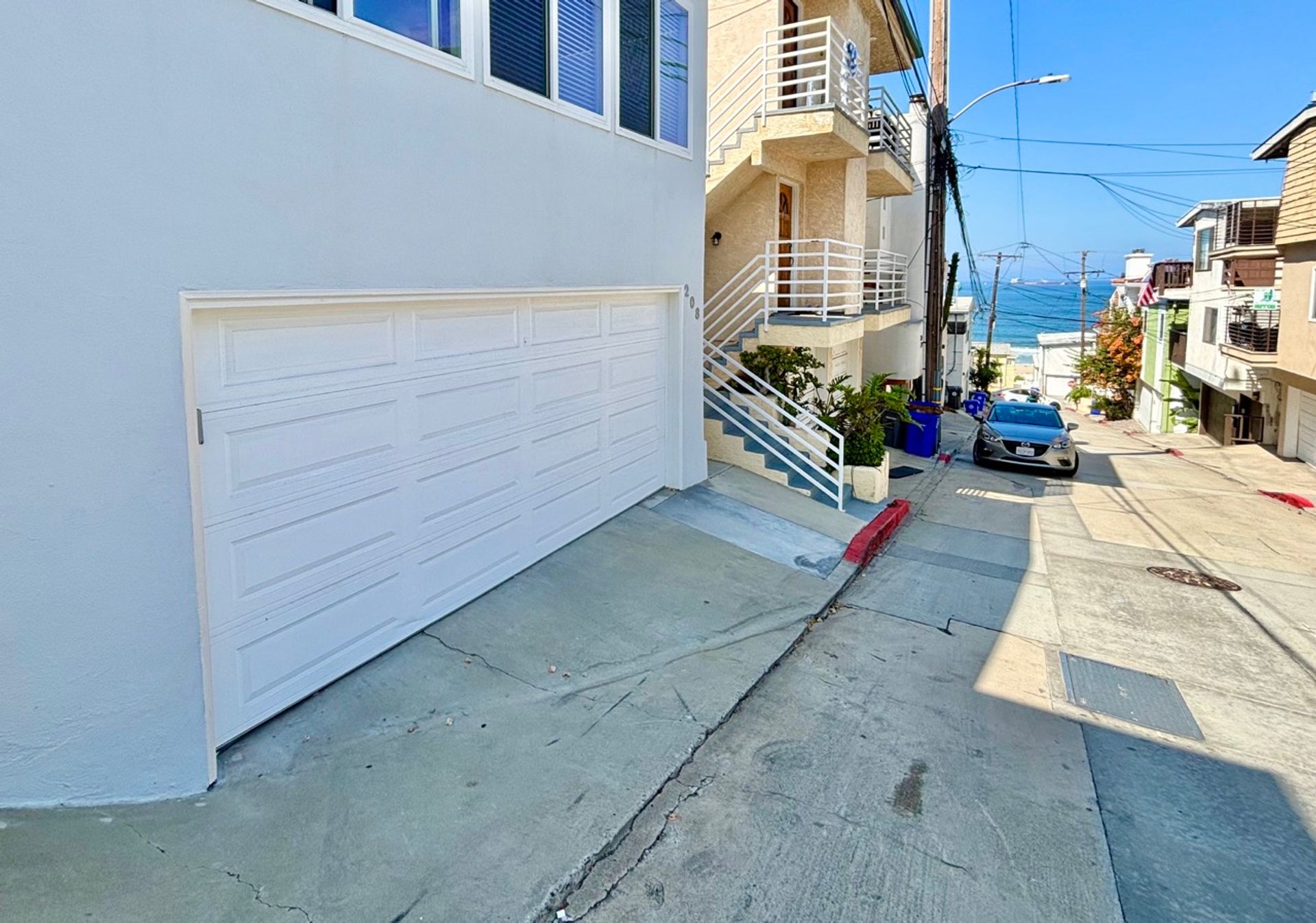 Manhattan Beach Apartment: 208 Seaview Street