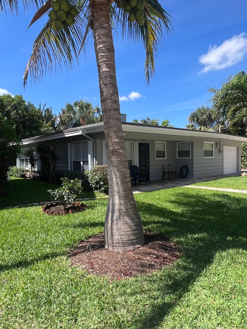 LANTANA House: 200 Euclid Path