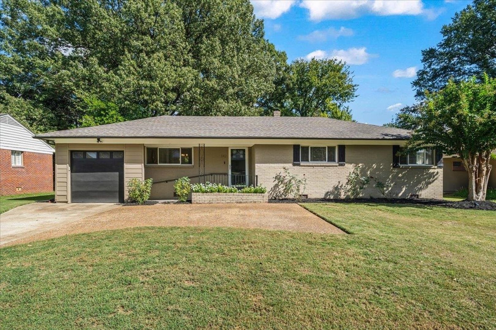 Memphis House: 142 W Bendel Circle