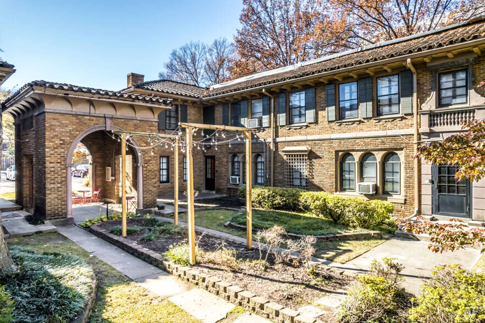 Memphis Apartment: 1969-1973 Poplar Ave