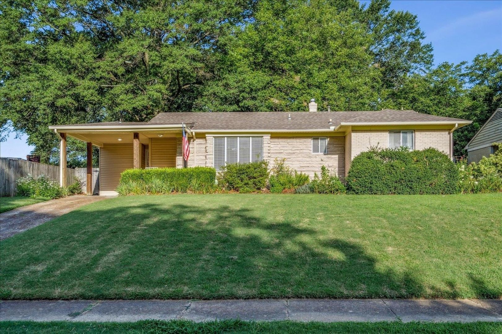 Memphis House: 125 W Bendel Circle