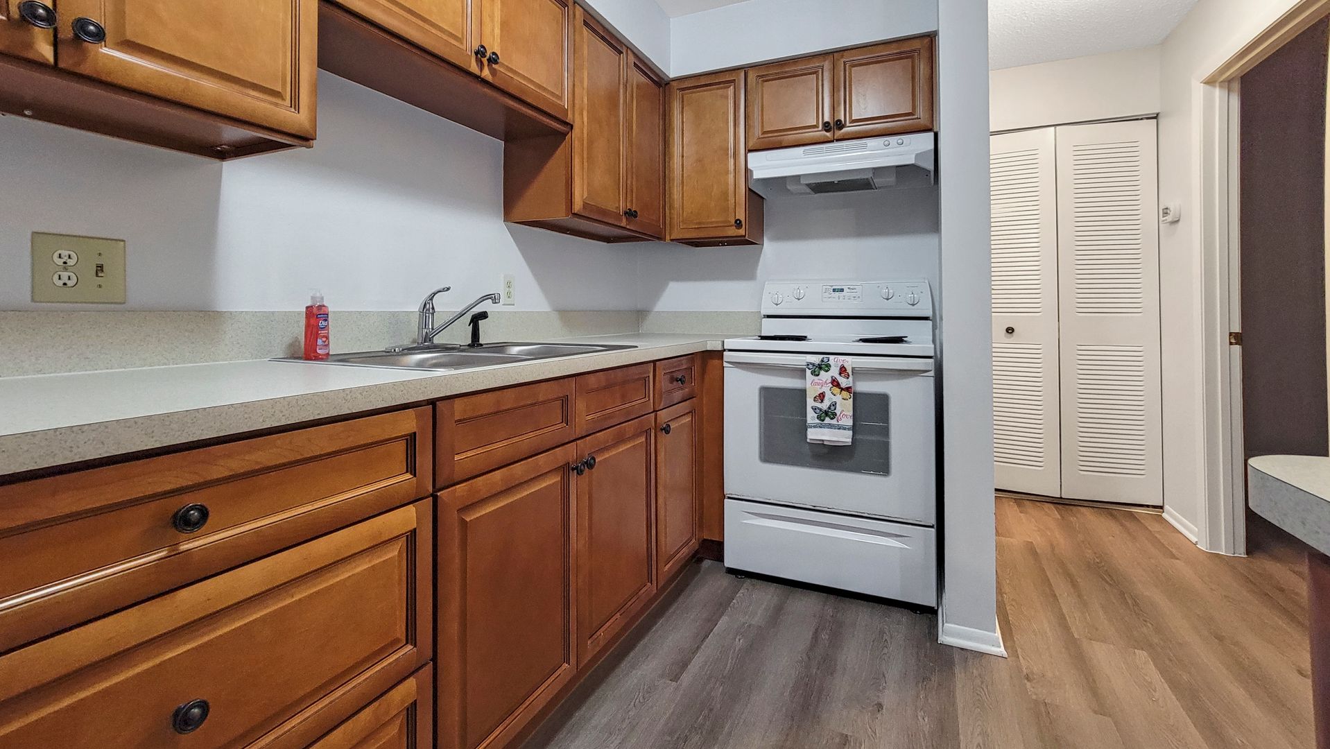 Melbourne Apartment: 1350 Westover St