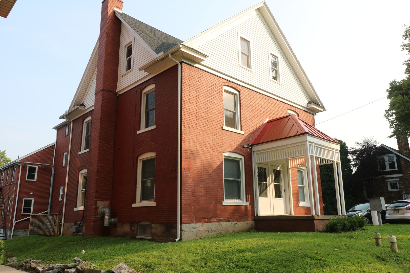 Spacious One bedroom Apartment 4 blocks from West Campus