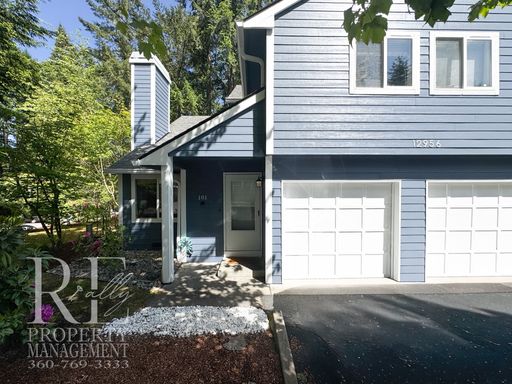 Townhome Convenience with the Feel of a Private Home – photo 1