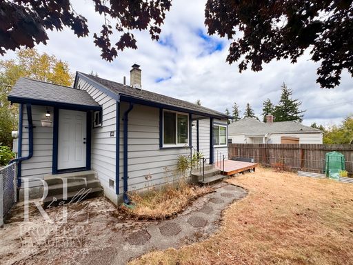 Charming Single-Story Home with Modern Updates, Detached Garage & Garden Bed – photo 1