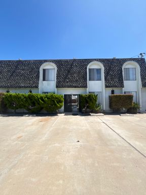 1 Bed 1 bath close to beaches