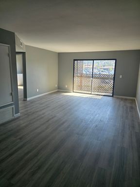 Large 1 Bed 1 Bath Condo – photo 1
