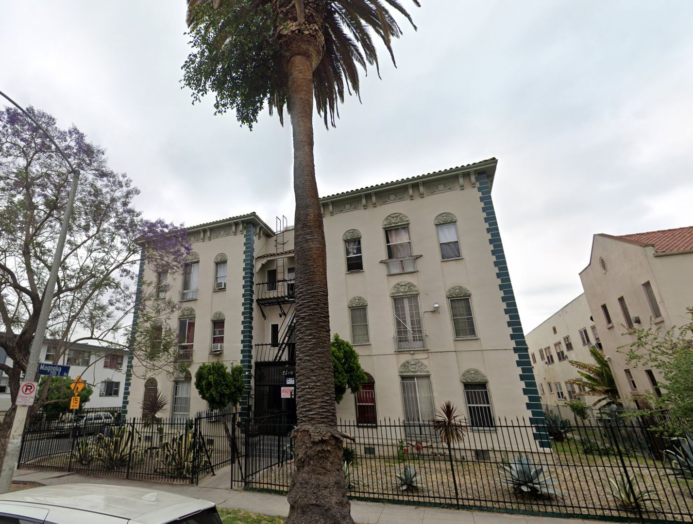 Los Angeles Apartment: 2910 Leeward Street