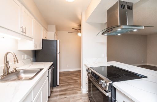 MOVE IN SPECIAL $500 OFF 1st MONTH'S RENT-One Bedroom Apartment in Midtown (With a Patio or Balcony) – photo 1