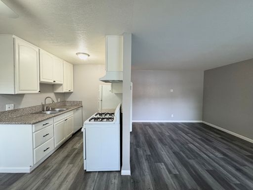 1 Bdrm at Oak Plaza *Move-in Special $1000 off First Month Rent* – photo 1