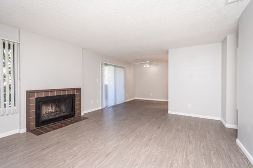 2-Bedroom Apartment in Beautiful Wooded Complex – photo 1