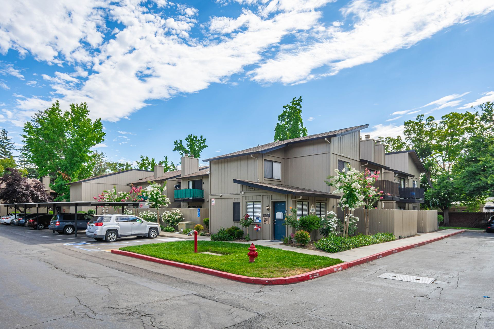 Carmichael Apartment: 5420 El Camino Ave