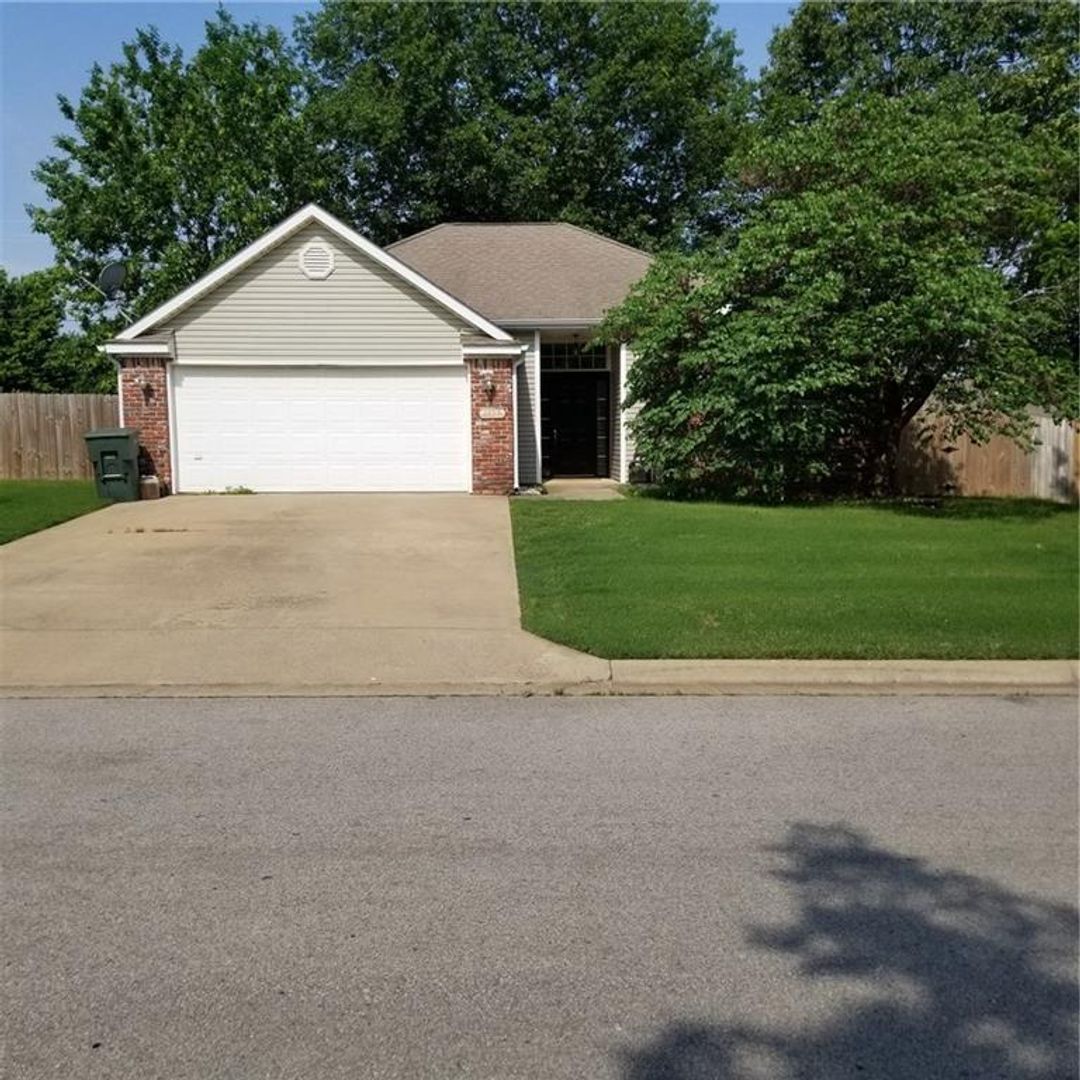 Fayetteville House: 1827 Pinecrest