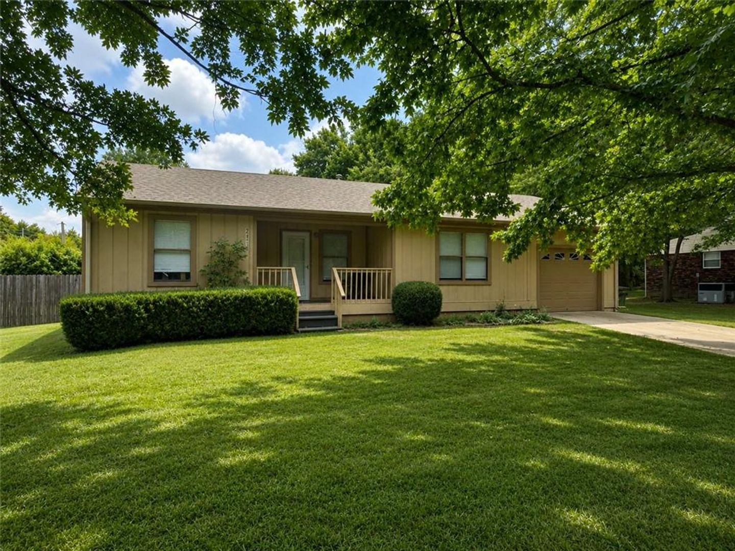 Fayetteville House: 2110 Emma